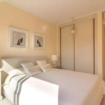Apartman Luxurious Near The